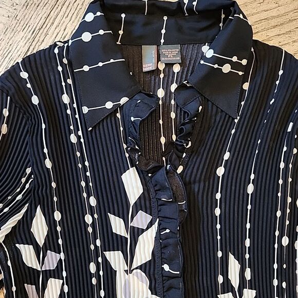 Floral bell sleeve button down shirt size Petite L - Picture 3 of 8